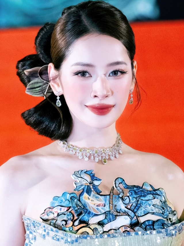 Sức hút từ phụ kiện ánh kim tạo nét sang trọng cho quý cô sành điệu- Ảnh 2.