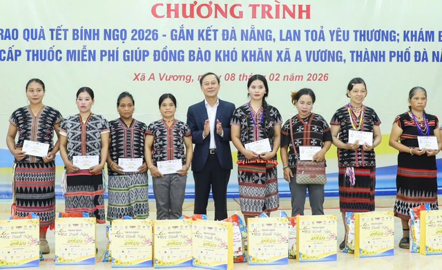 1.300 suất quà tết đến với người nghèo Đà Nẵng - Ảnh 2.