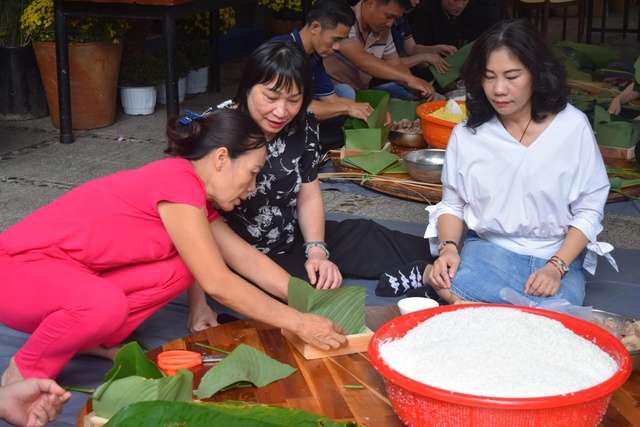 Kh&aacute;ch sạn Yasaka Nha Trang 'cầm tay chỉ việc' du kh&aacute;ch g&oacute;i b&aacute;nh chưng tết

- Ảnh 2.