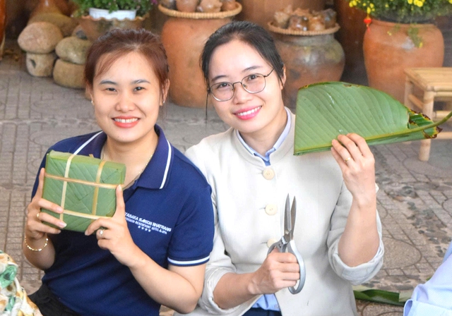 Kh&aacute;ch sạn Yasaka Nha Trang 'cầm tay chỉ việc' du kh&aacute;ch g&oacute;i b&aacute;nh chưng tết

- Ảnh 3.