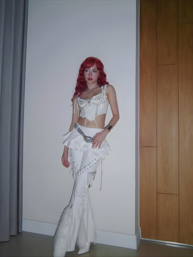 Sức hút từ phụ kiện ánh kim tạo nét sang trọng cho quý cô sành điệu- Ảnh 4.