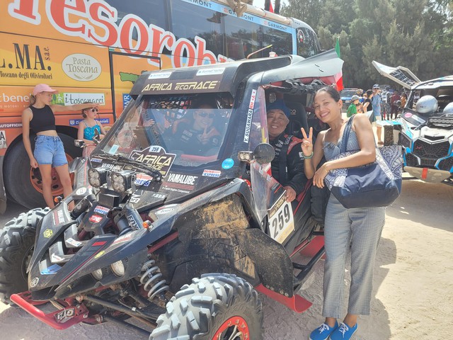 Nàng dâu Việt ở Senegal thuê xe ngựa tìm nguyên liệu làm nem rán, giò chả - Ảnh 1.