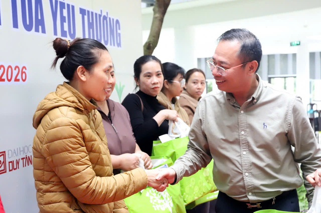 1.300 suất quà tết đến với người nghèo Đà Nẵng - Ảnh 3.