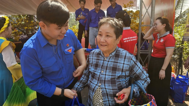 Độc đ&aacute;o đường hoa mai v&agrave;ng B&igrave;nh Lợi rực rỡ ch&agrave;o xu&acirc;n B&iacute;nh Ngọ 2026- Ảnh 4.