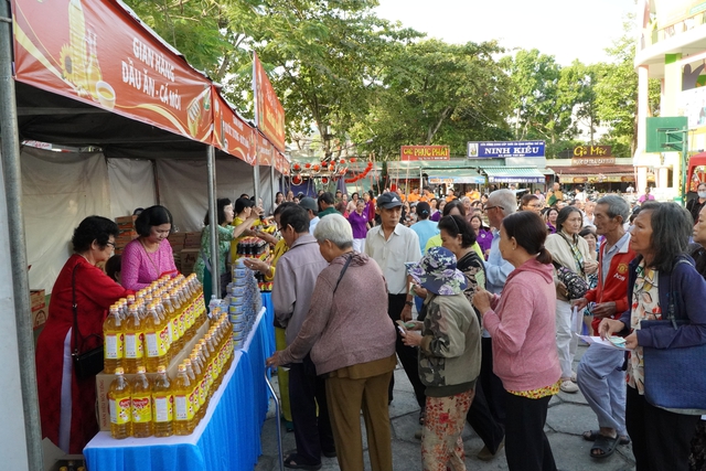 Cần Thơ: B&aacute;o Thanh Ni&ecirc;n tặng nh&agrave; đại đo&agrave;n kết cho người ngh&egrave;o đ&oacute;n tết- Ảnh 3.