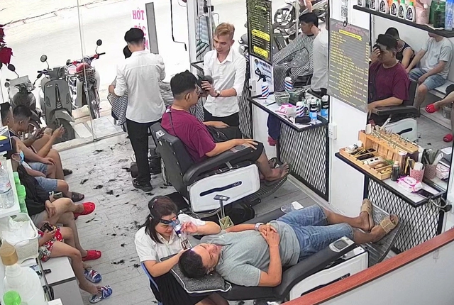 Gần tết, tiệm hớt t&oacute;c, tiệm nail... đ&ocirc;ng từ s&aacute;ng đến tối, kh&aacute;ch phải đặt lịch trước- Ảnh 1.