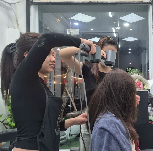 Gần tết, tiệm hớt t&oacute;c, tiệm nail... đ&ocirc;ng từ s&aacute;ng đến tối, kh&aacute;ch phải đặt lịch trước- Ảnh 2.