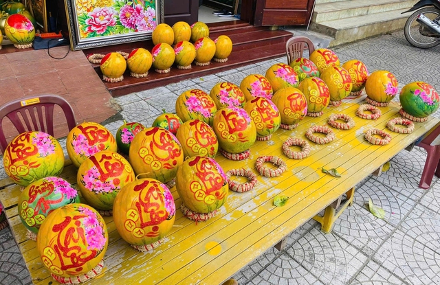 'Vẽ tết' l&ecirc;n tr&aacute;i dừa, kỹ sư trẻ ở Quảng Trị khoe t&agrave;i, kiếm th&ecirc;m tiền triệu- Ảnh 2.