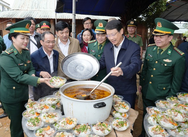 'Xu&acirc;n bi&ecirc;n ph&ograve;ng ấm l&ograve;ng d&acirc;n bản': Nghĩa t&igrave;nh s&acirc;u nặng nơi bi&ecirc;n giới Việt - L&agrave;o- Ảnh 2.