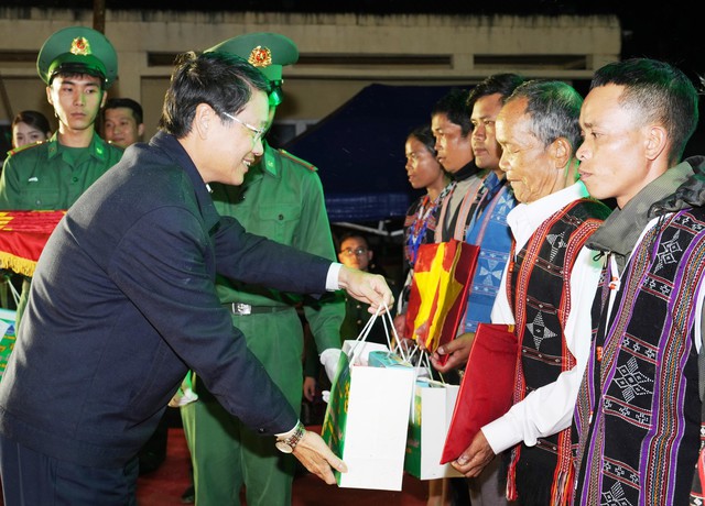 'Xu&acirc;n bi&ecirc;n ph&ograve;ng ấm l&ograve;ng d&acirc;n bản': Nghĩa t&igrave;nh s&acirc;u nặng nơi bi&ecirc;n giới Việt - L&agrave;o- Ảnh 4.
