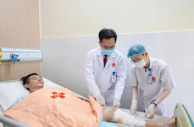 22 giờ sau tai nạn: B&aacute;c sĩ nỗ lực giữ đ&ocirc;i ch&acirc;n cho thầy gi&aacute;o - Ảnh 1.