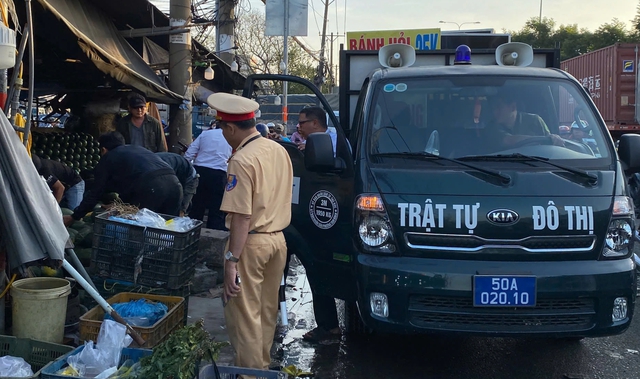 CSGT TP.HCM xử l&yacute; lấn chiếm vỉa h&egrave;, l&ograve;ng đường quanh c&aacute;c chợ đầu mối dịp tết- Ảnh 2.