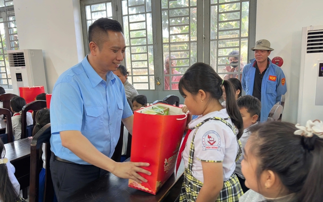 Lan tỏa h&agrave;nh tr&igrave;nh "Xu&acirc;n sẻ chia - Tết y&ecirc;u thương" tận bi&ecirc;n giới T&acirc;y Ninh - Ảnh 2.