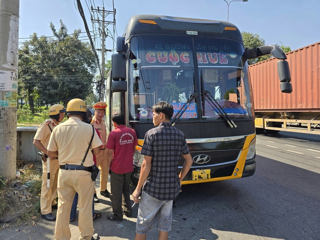 C&ocirc;ng an TP.HCM tăng cường xử l&yacute; xe kh&aacute;ch vi phạm dịp gi&aacute;p Tết- Ảnh 2.