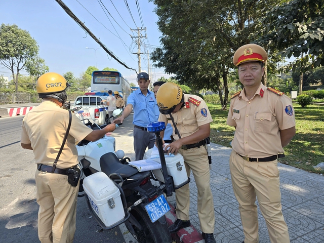 C&ocirc;ng an TP.HCM tăng cường xử l&yacute; xe kh&aacute;ch vi phạm dịp gi&aacute;p Tết- Ảnh 1.