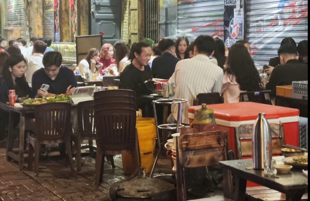 Ng&agrave;y tết: Được mời rượu bia mừng xu&acirc;n li&ecirc;n tục c&oacute; thể g&acirc;y căng thẳng ức chế- Ảnh 2.