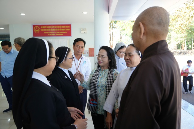 Phật gi&aacute;o người Hoa TP.HCM thăm y b&aacute;c sĩ, tu sĩ Bệnh viện Nh&acirc;n &Aacute;i- Ảnh 3.