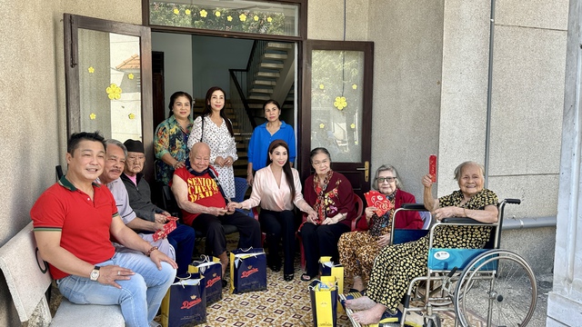 L&yacute; H&ugrave;ng nghẹn ng&agrave;o khi c&ugrave;ng em g&aacute;i L&yacute; Hương thực hiện di nguyện của cha- Ảnh 6.