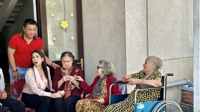 L&yacute; H&ugrave;ng nghẹn ng&agrave;o khi c&ugrave;ng em g&aacute;i L&yacute; Hương thực hiện di nguyện của cha- Ảnh 7.