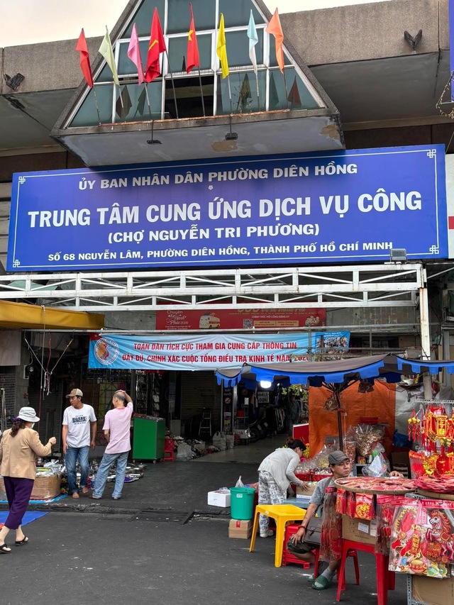 Chợ Nguyễn Tri Phương gắn bảng trung t&acirc;m dịch vụ c&ocirc;ng: Phường Di&ecirc;n Hồng n&oacute;i g&igrave;? - Ảnh 1.