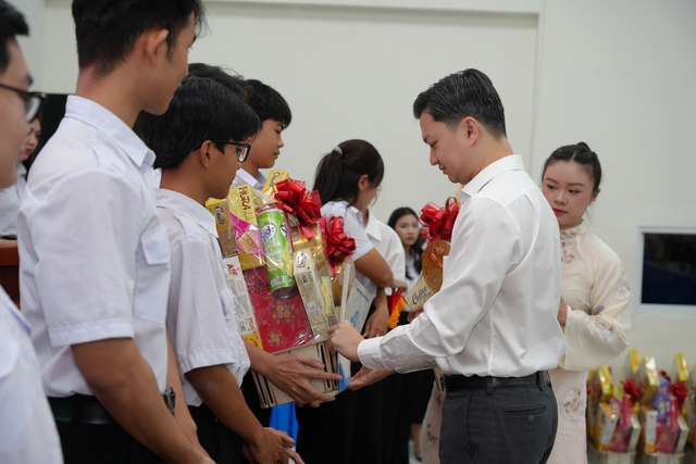 Trao quà tết – Gửi trọn niềm tin tới cán bộ Hội Sinh viên- Ảnh 1.