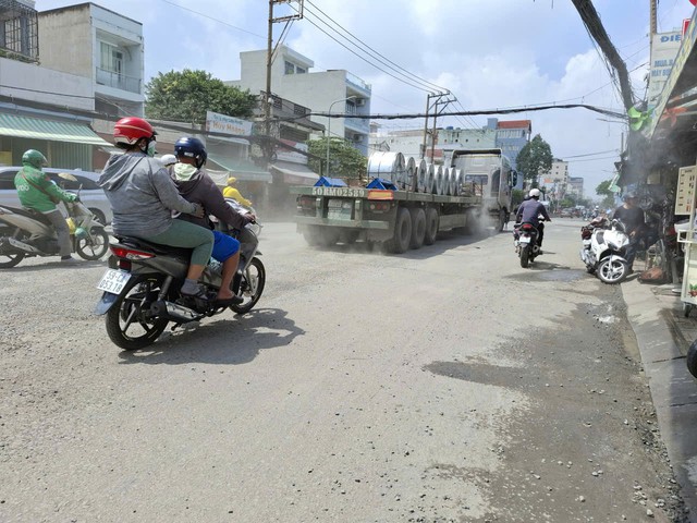 Khổ v&igrave; đường bụi bặm - Ảnh 1.