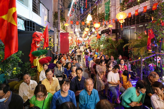 Tất ni&ecirc;n ở TP.HCM: Cả khu phố x&uacute;m lại g&oacute;i b&aacute;nh t&eacute;t l&agrave;m điều đặc biệt - Ảnh 1.