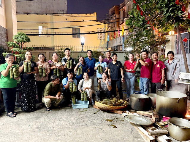 Tất ni&ecirc;n ở TP.HCM: Cả khu phố x&uacute;m lại g&oacute;i b&aacute;nh t&eacute;t l&agrave;m điều đặc biệt - Ảnh 3.