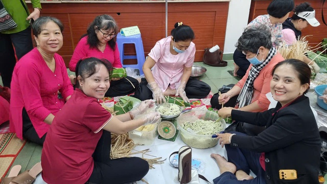 Tất ni&ecirc;n ở TP.HCM: Cả khu phố x&uacute;m lại g&oacute;i b&aacute;nh t&eacute;t l&agrave;m điều đặc biệt - Ảnh 2.