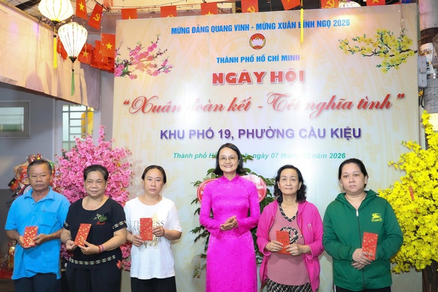 Tất ni&ecirc;n ở TP.HCM: Cả khu phố x&uacute;m lại g&oacute;i b&aacute;nh t&eacute;t l&agrave;m điều đặc biệt - Ảnh 4.