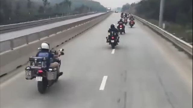 Nh&oacute;m 'biker' người nước ngo&agrave;i bị CSGT phạt v&igrave; l&aacute;i xe ph&acirc;n khối lớn v&agrave;o cao tốc - Ảnh 1.