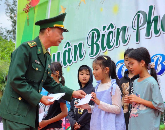 'Xu&acirc;n bi&ecirc;n ph&ograve;ng ấm l&ograve;ng d&acirc;n bản': Nghĩa t&igrave;nh s&acirc;u nặng nơi bi&ecirc;n giới Việt - L&agrave;o- Ảnh 6.
