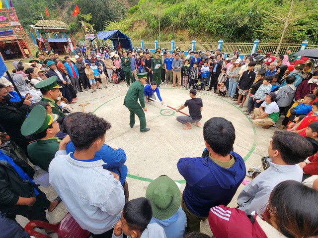 'Xu&acirc;n bi&ecirc;n ph&ograve;ng ấm l&ograve;ng d&acirc;n bản': Nghĩa t&igrave;nh s&acirc;u nặng nơi bi&ecirc;n giới Việt - L&agrave;o- Ảnh 5.
