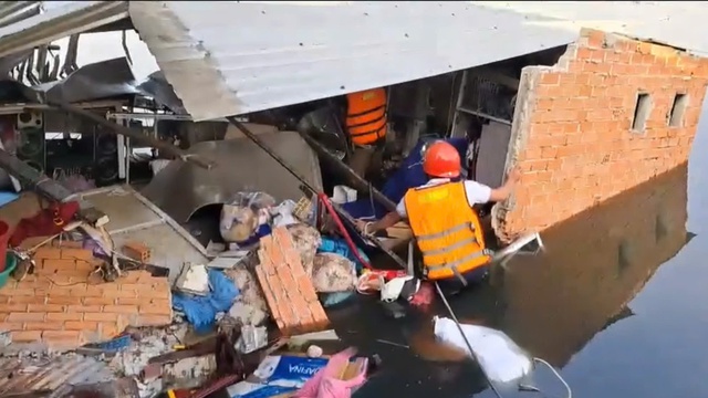 Sập nh&agrave; ven s&ocirc;ng ở TP.HCM, 2 người bị thương- Ảnh 1.