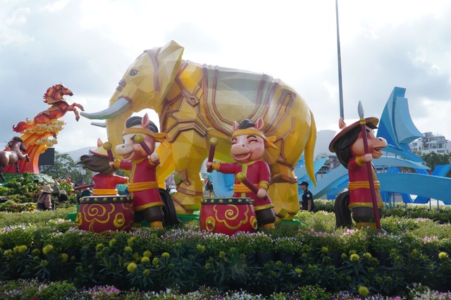 Linh vật ngựa mặt 'cọc' g&acirc;y sốt phố biển Quy Nhơn- Ảnh 4.