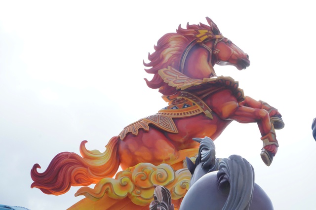 Linh vật ngựa mặt 'cọc' g&acirc;y sốt phố biển Quy Nhơn- Ảnh 2.