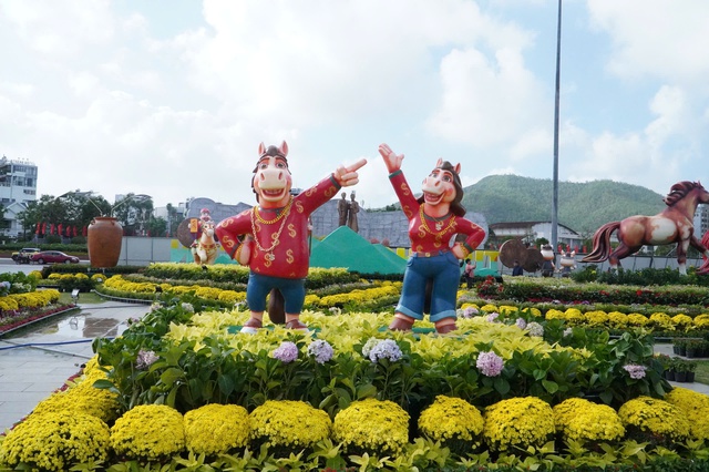 Linh vật ngựa mặt 'cọc' g&acirc;y sốt phố biển Quy Nhơn- Ảnh 9.