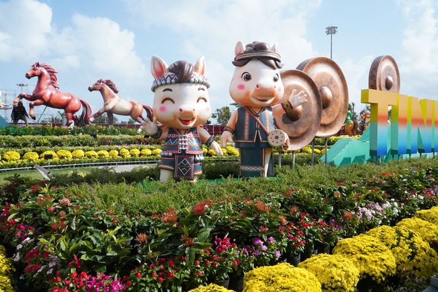 Linh vật ngựa mặt 'cọc' g&acirc;y sốt phố biển Quy Nhơn- Ảnh 3.