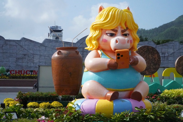 Linh vật ngựa mặt 'cọc' g&acirc;y sốt phố biển Quy Nhơn- Ảnh 10.