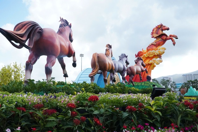 Linh vật ngựa mặt 'cọc' g&acirc;y sốt phố biển Quy Nhơn- Ảnh 1.