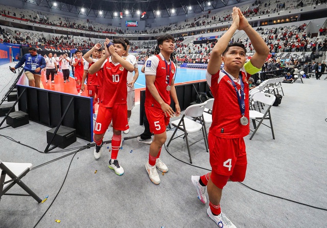 AFC phạt nặng b&oacute;ng đ&aacute; Indonesia v&igrave; mắc một loạt lỗi, đội tuyển futsal Việt Nam cũng bị &lsquo;sờ g&aacute;y&rsquo;- Ảnh 1.