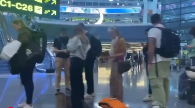 Hàng trăm ngàn hành khách bị mắc kẹt do Trung Đông đóng cửa không phận  - Ảnh 1.