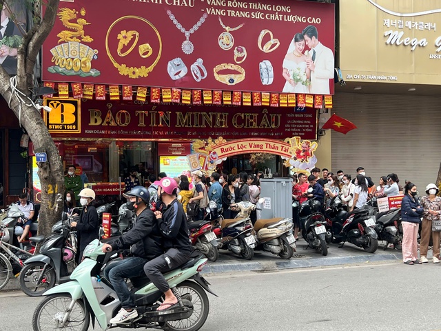 Gi&aacute; v&agrave;ng tr&ecirc;n chợ mạng tăng loạn xạ- Ảnh 2.