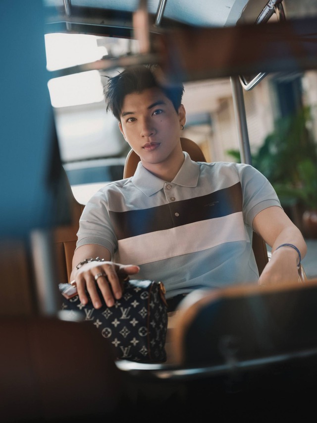 HIEUTHUHAI 'lột x&aacute;c' với h&igrave;nh ảnh tổng t&agrave;i  - Ảnh 1.