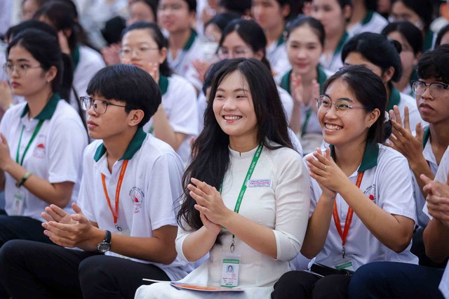 Phụ huynh và học sinh trước “cơn bão AI” - Ảnh 1.