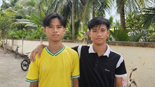 Những anh em song sinh tình nguyện nhập ngũ - Ảnh 1.