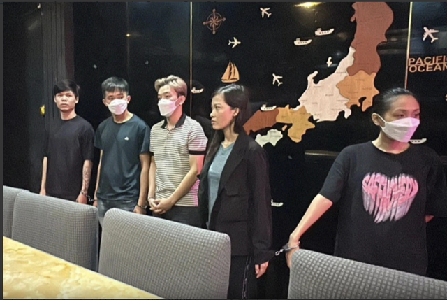 D&ugrave;ng vũ lực, lột đồ, &eacute;p kh&aacute;ch trả tiền karaoke - Ảnh 1.