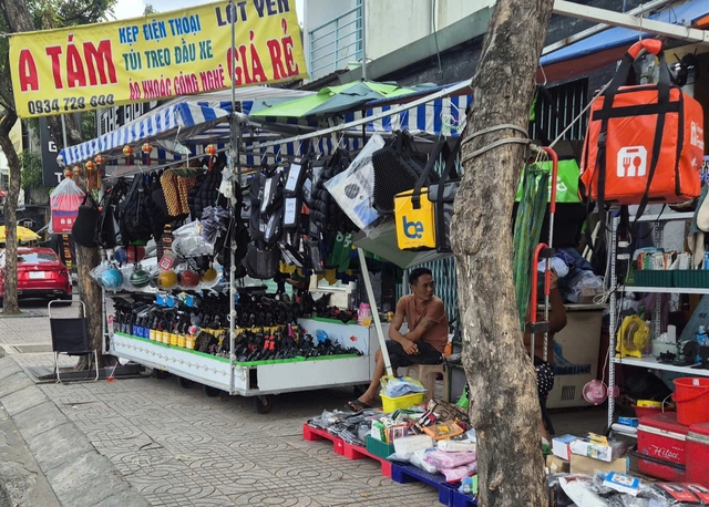 Mua về mặc có phạm luật?- Ảnh 2. Mua về mặc có phạm luật?- Ảnh 2.