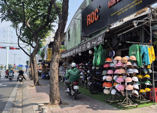 Mua về mặc có phạm luật?- Ảnh 4. Mua về mặc có phạm luật?- Ảnh 4.