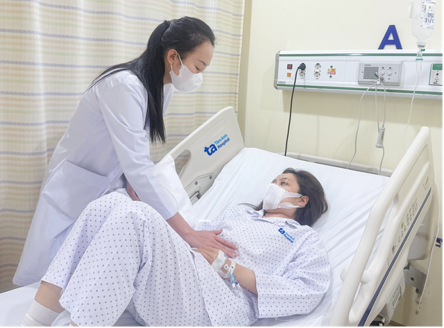 Hàng loạt người nhập viện sau ăn bánh mì nghi ngộ độc thực phẩm - Ảnh 1.